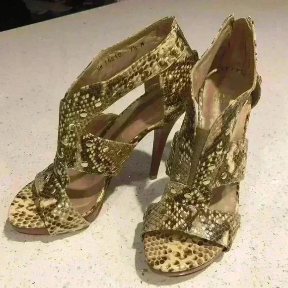 Stuart Weitzman Roccia Serpent Leather Pumps - Picture 5 of 12